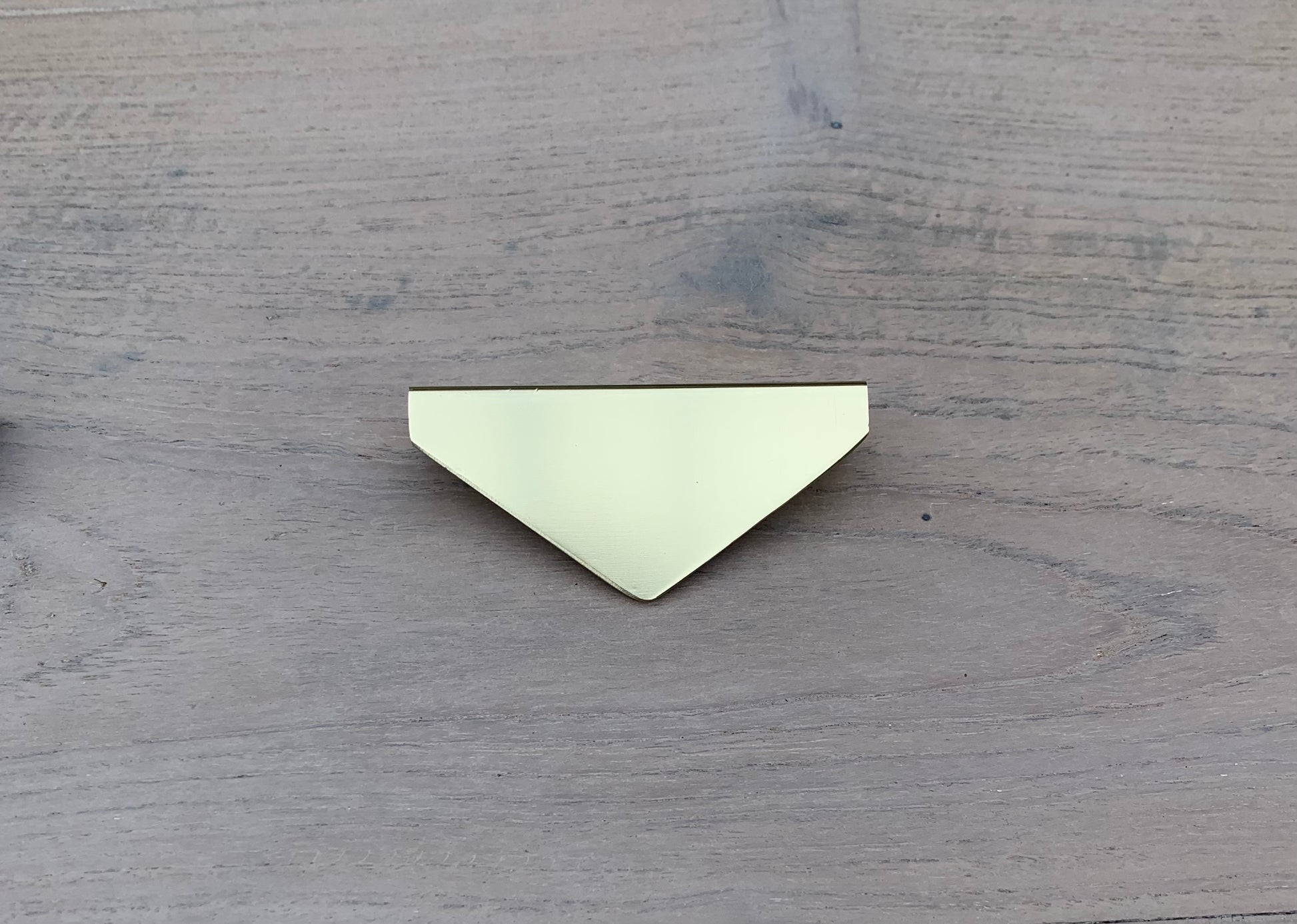 Triangle drawer pull